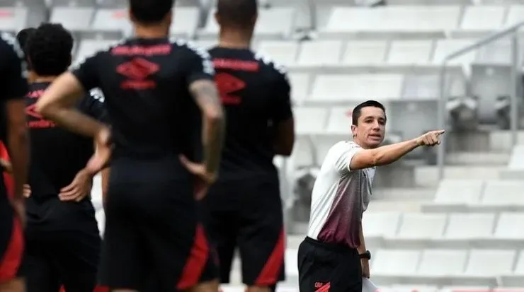 Barros: irá mexer no time (Foto: Athletico/Site Oficial/Divulgação)