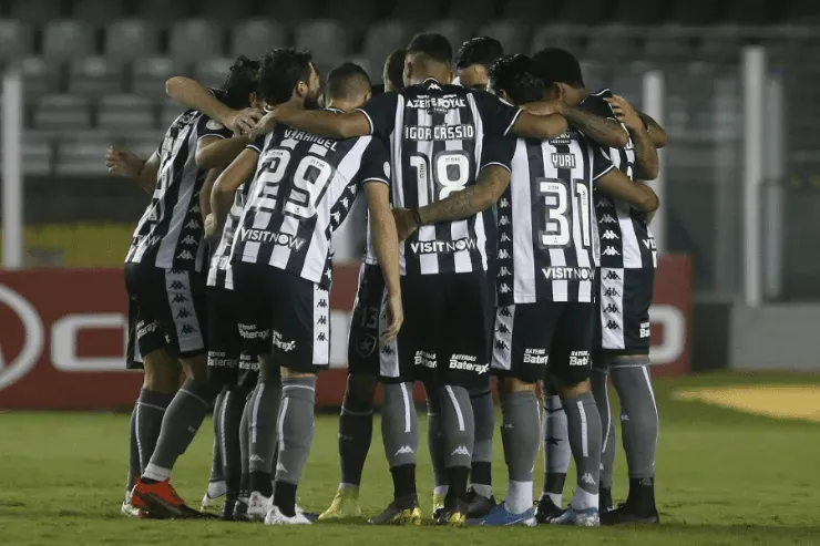 Jogadores do Botafoto antes de partida do Brasileirão 2020. (Foto: Getty Images)