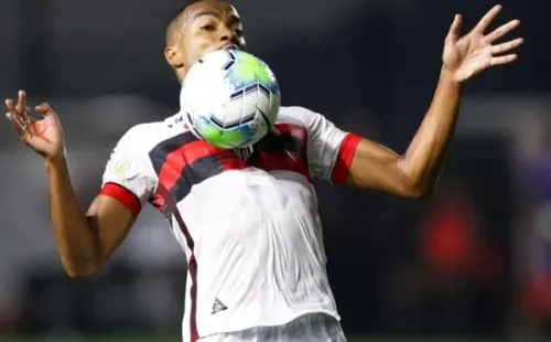 Marlon, que deve ser titular contra o Palmeiras, tenta dominar a bola no peito. Foto: Getty Images