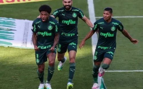Jogadores comemoram gol no Brasileirão. Luiz Adriano e Rony devem ser titulares na partida entre Atlético-GO x Palmeiras. Foto: Getty Images