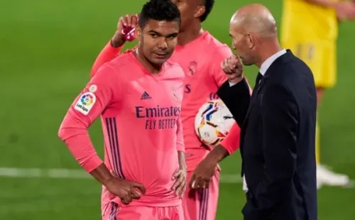 Zidane passa instruções para Casemiro. Barcelona x Real Madrid pode ser decisivo para o futuro do treinador. Foto: Getty Images