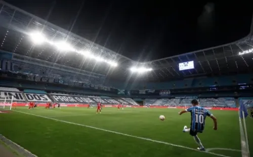 Robinho, do Grêmio, cobra escanteio na Arena. Foto: Getty Images