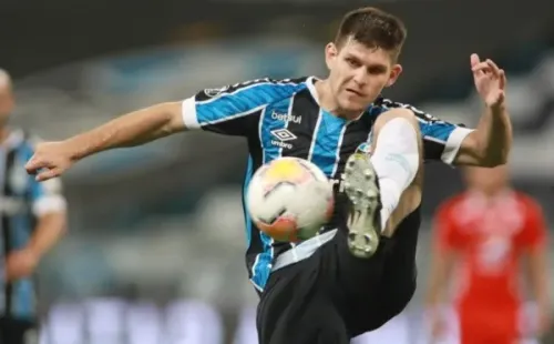 Kannemann, do Grêmio, tenta dominar a bola. Foto: Getty Images