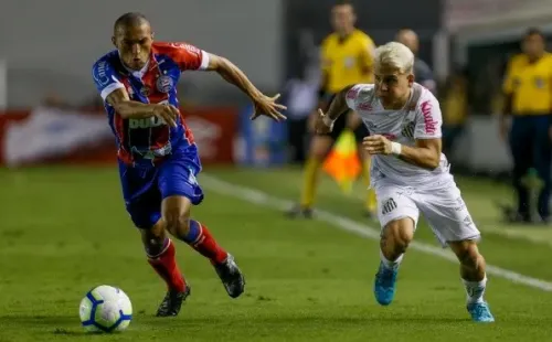 Soteldo, do Santos, e Nino Paraíba, do Bahia, brigam pela posse de bola. Foto: Getty Images