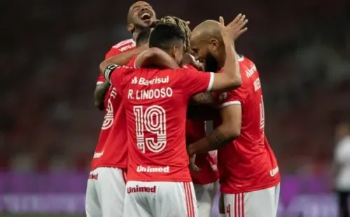 Jogadores do Internacional se abraçam após gol. Foto: Getty Images