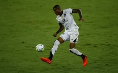 Cléber, do Ceará, tenta dominar a bola. Foto: Getty Images