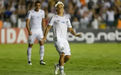 Soteldo faz gesto de 'calma' em partida do Santos. Foto: Getty Images