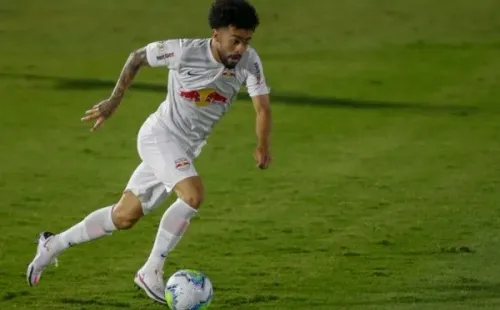 Claudinho, do RB Bragantino, com a posse de bola. Foto: Getty Images