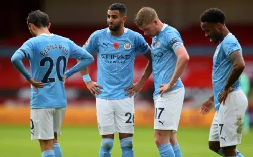 Elenco do Manchester City durante jogo da Premier League
