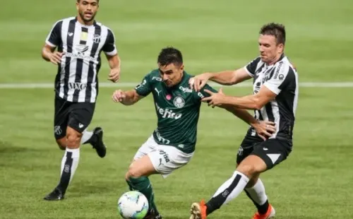 Willian encara a marcação do Ceará. Foto: Getty Images