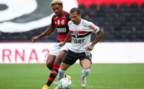 Vitinho e Daniel Alves disputam a bola. Foto: Getty Images