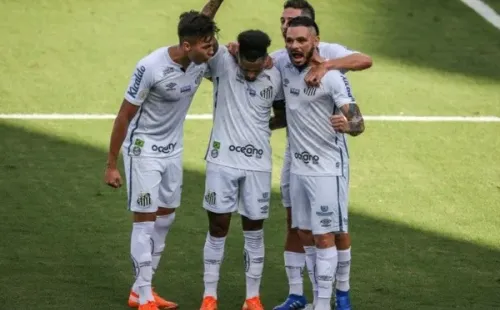 Kaio Jorge, Marinho, Jean Mota e Pará durante comemoração de gol do Santos. Foto: Getty Images