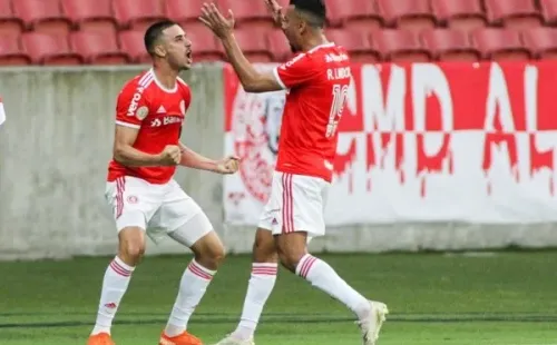 Galhardo e Lindoso comemoram gol do Internacional. Foto: Getty Images