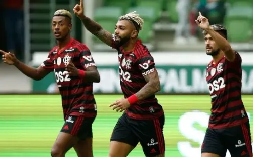 Trio ofensivo do Flamengo em campo. (Foto: Getty Images)