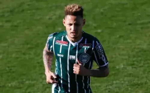 Neílton em campo pelo Coxa. (Foto: Getty Images)