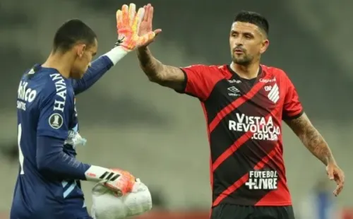 Goleiro Santos e Lucho González, do Athletico-PR, se cumprimentam. Foto: Getty Images
