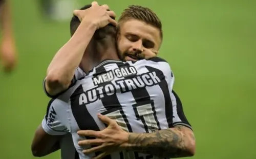 Sasha, do Atlético-MG, abraça Keno. Foto: Getty Images