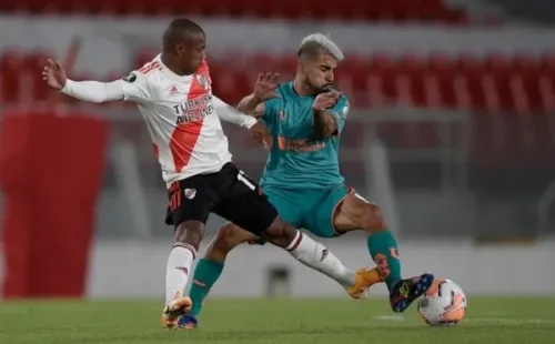 Adolfo Muñoz, da LDU, disputa a bola com Nicolas De La Cruz. Foto: Getty Images