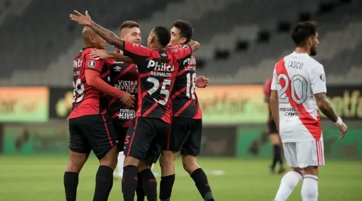 Athletico Paranaense e River Plate ficaram no empate por 1 a 1 na Arena da Baixasa