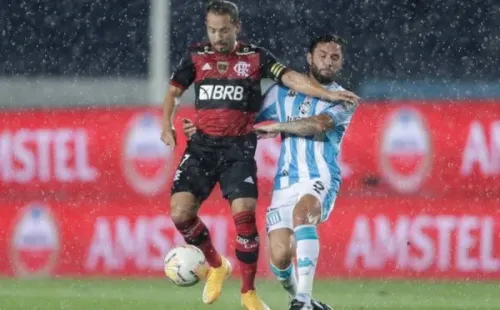 Mena, do Racing, tenta marcar Everton Ribeiro. Foto: Getty Images