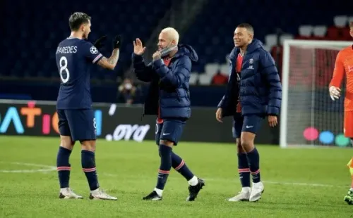 Neymar e Paredes se cumprimentam pela Champions League. Foto: Getty Images