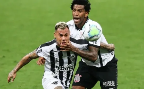 Eduardo Vargas, do Atlético-MG, em disputa contra Gil, do Corinthians. Foto: Getty Images