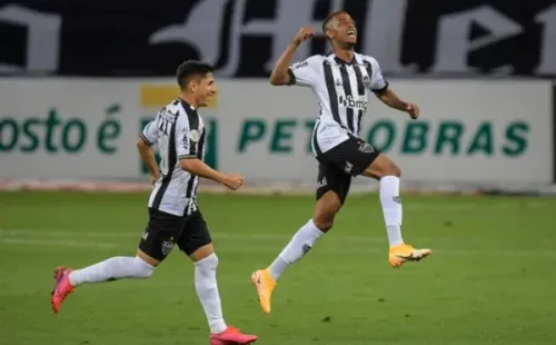 Keno e Savarino, do Atlético-MG, comemoram gol. Foto: Getty Images