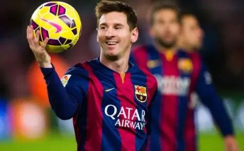 Messi, que deve começar como titular contra a Juventus, segura a bola. Foto: Getty Images