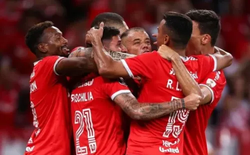 Jogadores do Internacional se abraçam após gol colorado. Foto: Getty Images