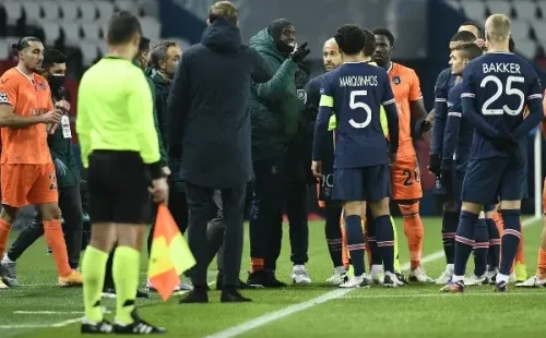 Jogadores do PSG e do Istanbul saem de campo após racismo do quarto árbitro (Foto: Getty Images)