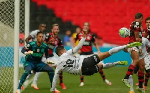 Pedro Raul fez um golaço de voleio no clássico contra o Fla — Foto: Getty Images