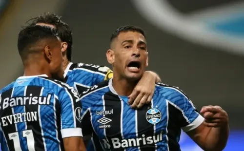 Jogadores do Grêmio comemoram gol de Diego Souza contra o Santos. Foto: Getty Images