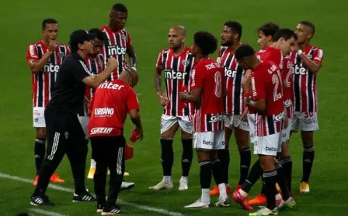 Fernando Diniz, do São Paulo, passa instruções aos jogadores. Foto: Getty Images