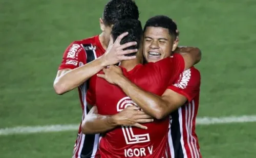 Jogadores do São Paulo se abraçam e comemoram gol. Foto: Getty Images