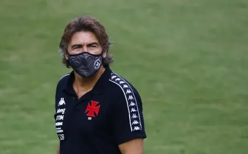 Mesmo com confiança de Campello, Ricardo Sá Pinto está pressionadíssimo no comando do Vasco (Foto: Getty Images)