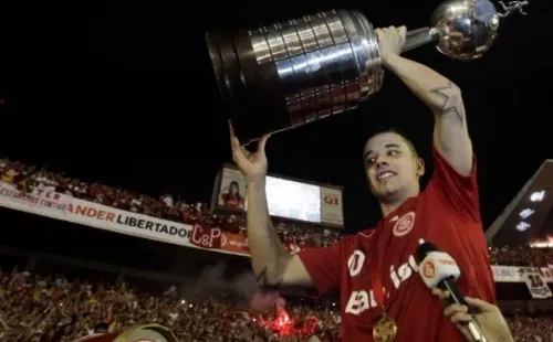 D'Alessandro com a taça da Libertadores em 2010. Foto: Getty Images