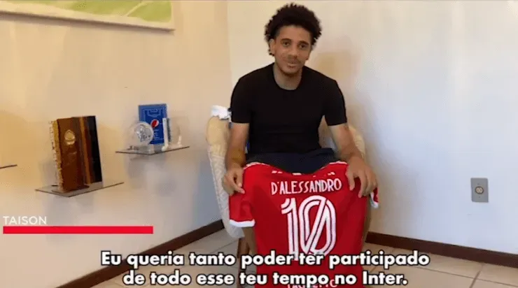 Taison: se emocionou na despedida do argentino (Foto: Reprodução)