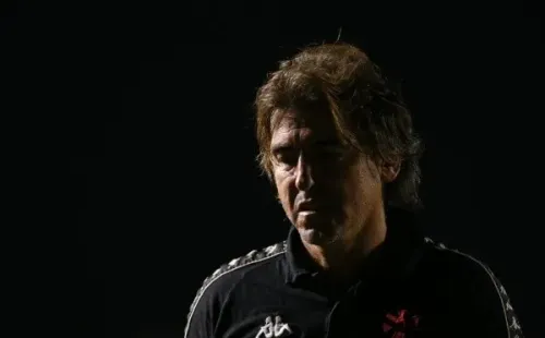 Sá Pinto bancou um almoço em uma churrascaria nesta terça-feira (22) logo após o treino debaixo de chuva forte no Rio (Foto: Getty Images)