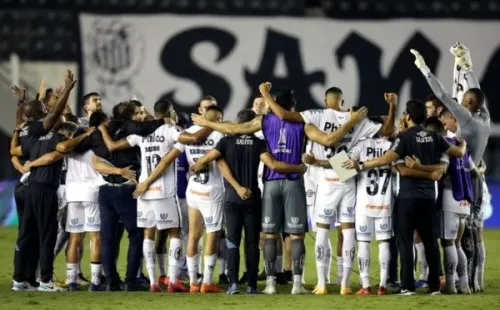 Jogadores do Santos se abraçam após classificação na Libertadores. Foto: Getty Images