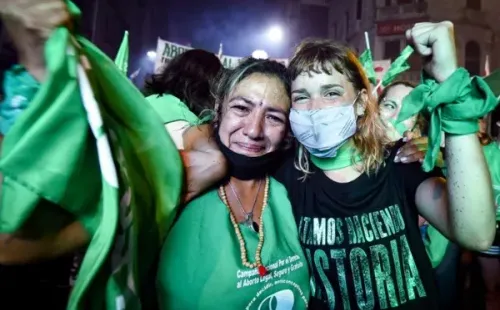 Manifestantes festejam a aprovação da lei no Senado - (Getty Images)
