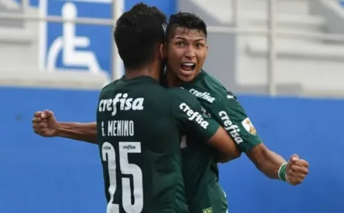 Gabriel Menino abraça Rony durante comemoração de gol do Palmeiras. Foto: Getty Images