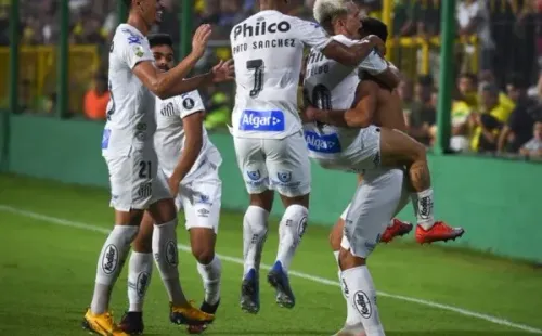 Jogadores do Santos se abraçam e comemoram gol pela Libertadores. Foto: Getty Images