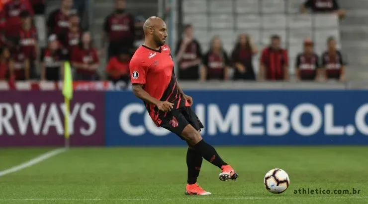 Jonathan é outro que está pendurado - Foto: Divulgação/CAP.