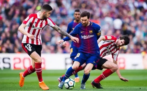 Messi disputa a bola em jogo anterior contra o Atlhetlic Bilbao - (Foto: Getty Images)