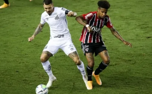 Alison, do Santos, e Tchê Tchê, do São Paulo, disputam bola. Foto: Getty Images