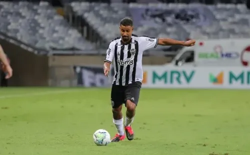 Talison ganha ponto com Sampaoli. Foto: Pedro Souza / Agência Galo / Atlético