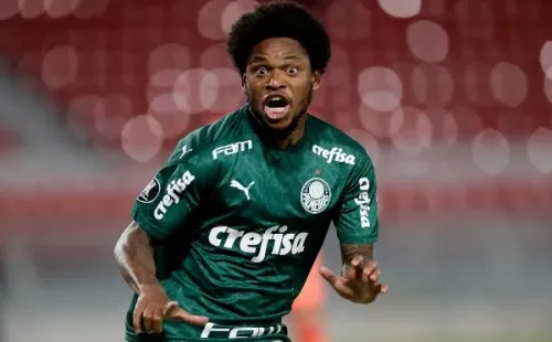Luiz Adriano comemora segundo gol de goleada contra o River (Foto: Getty Images)