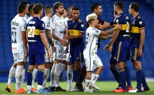 Confusão entre jogadores de Santos e Boca Juniors. Foto: Getty Images