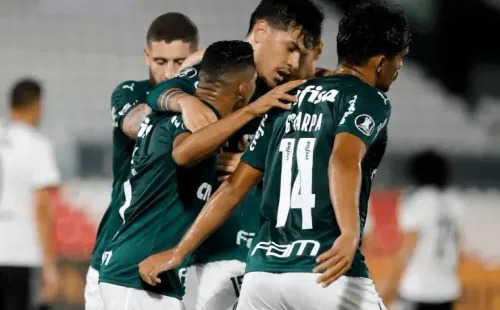 Atletas do Palmeiras comemorando gol. River em campo pela Libertadores 2020. (Foto: Getty Images)