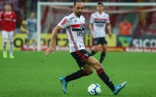 Juanfran está confirmado para a lateral direita no clássico contra o Santos (Foto: Getty Images)